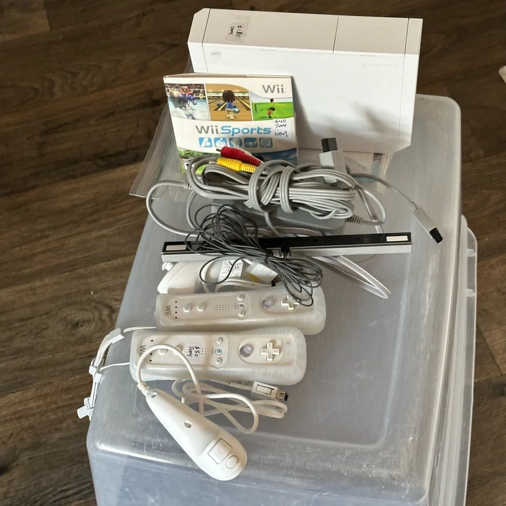 Nintendo White Wii Console Set with Controllers